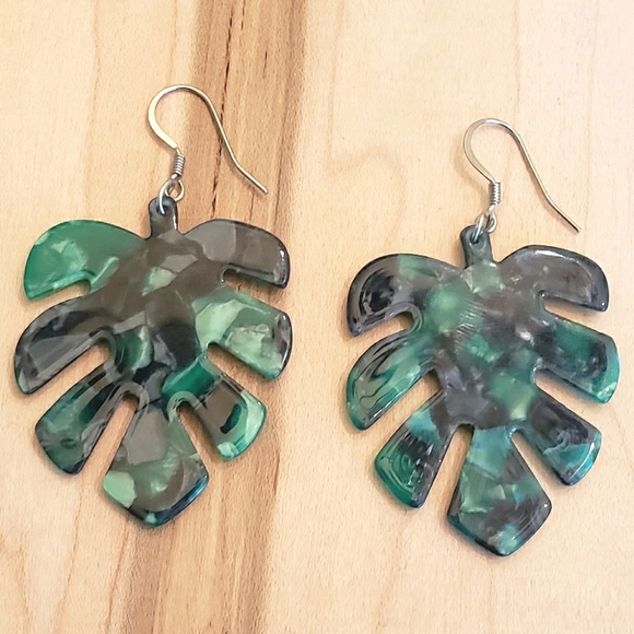 BOUTIQUE Jewelry - Palm Tree Dangle Earrings Tiki Tropical NWT